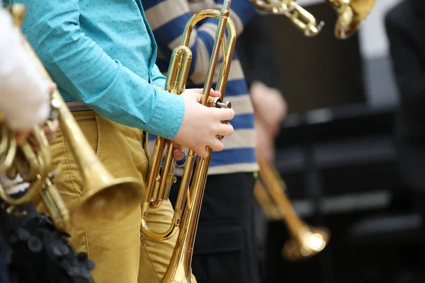 Immagine Gruppo Musicisti Piedi Con Strumenti Musicali Una Tromba Gialla — Foto Stock