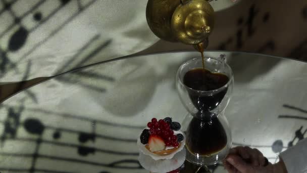 Медного Блестящего Тюрка Кофе Наливают Брызгами Паром Стеклянную Чашку Рядом — стоковое видео