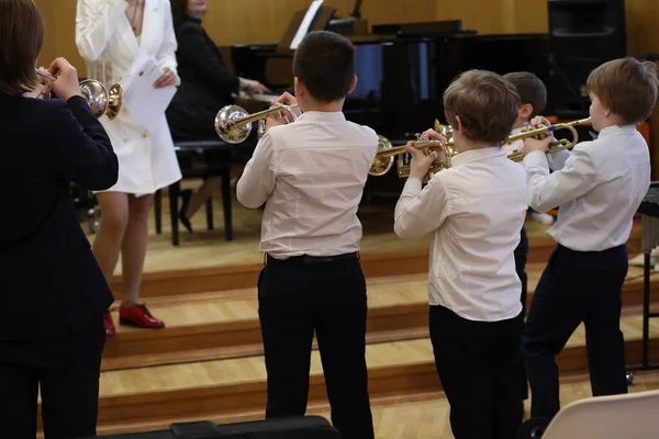 Kinderorchesterprobe Grundschüler Weißen Hemden Stehen Vor Einer Lehrerin Die Mit — Stockfoto