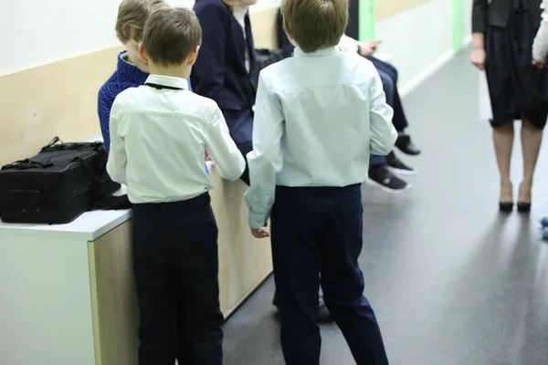 Groupe Enfants Assoient Tiennent Debout Dans Couloir École Entre Les — Photo
