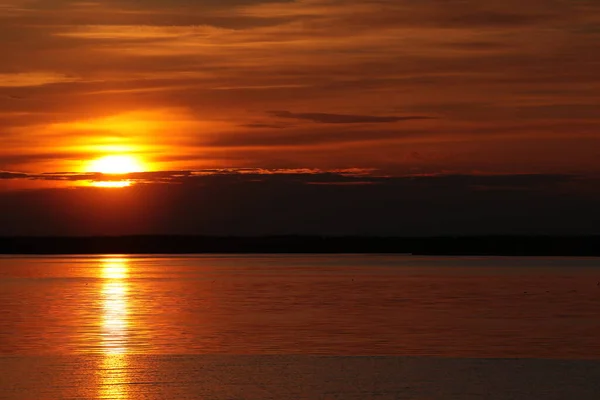 Pôr Sol Com Disco Dourado Sol Céu Vermelho Uma Trilha — Fotografia de Stock