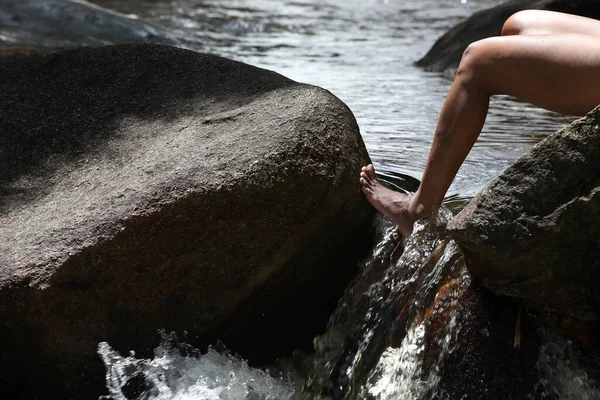 Pies Agua Pies Desnudos Femeninos Corriente Pura Imagen Fondo — Foto de Stock