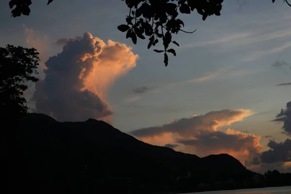 Una Nube Luminosa Cielo Atardecer Paisaje Tropical Montaña Crepuscular — Foto de Stock