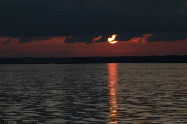 Paisagem Natural Pôr Sol Céu Vermelho Preto Com Grande Bola — Fotografia de Stock