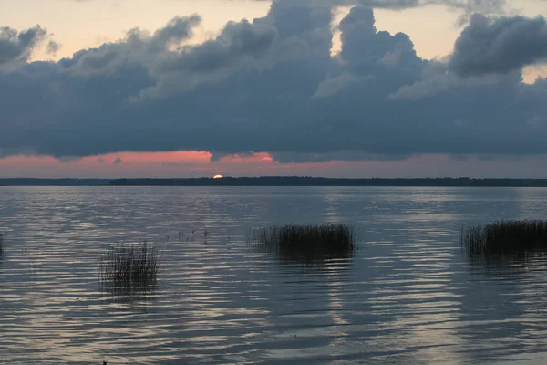 Pôr Sol Sobre Lago Com Pôr Sol Amarelo Horizonte Azul — Fotografia de Stock