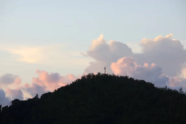 Una Nube Luminosa Cielo Sobre Las Montañas Atardecer Paisaje Tropical — Foto de Stock