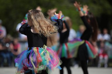 Çocuklar kostüm gösterisi yapıyor.