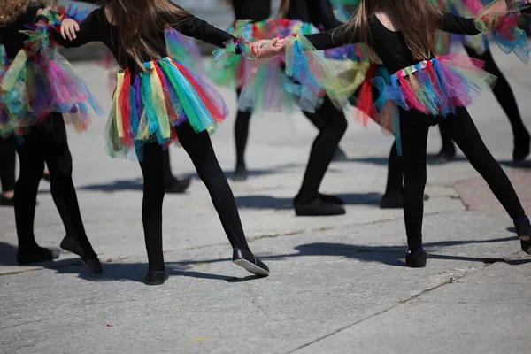 夏の日に野外フェスティバルで踊るカラフルな衣装を着た小さな子供たちのグループ — ストック写真