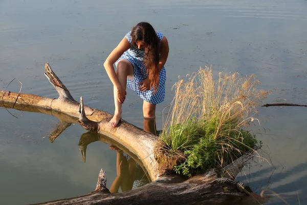 Jong Meisje Rivier Staan Het Water Gebogen Het Aanraken Van — Stockfoto