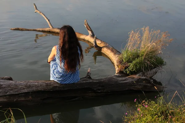 Portret Van Een Vrouw Met Lang Haar Natuur Zomer Zittend — Stockfoto