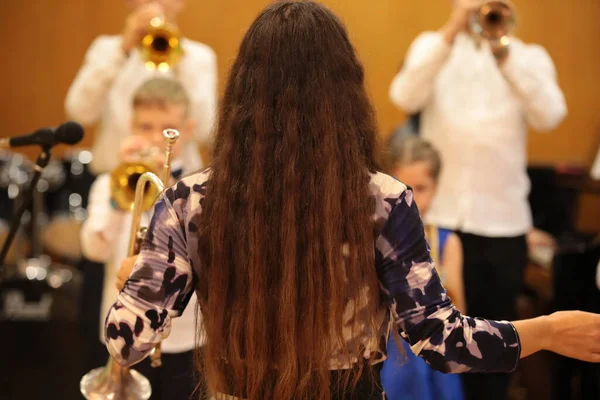 Nauczyciel Muzyki Mentor Dyrygent Orkiestry Dziecięcej Klasie Studentami Dziewczyną Grającą — Zdjęcie stockowe