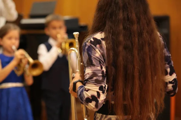 Musiklehrer Mit Musikinstrumentenunterricht Für Jungen Und Mädchen Der Schule Klassenzimmer — Stockfoto
