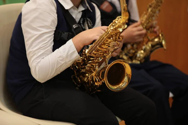 Enfants Garçons Adolescents Dans Les Mains Saxophone Assis Sur Une — Photo
