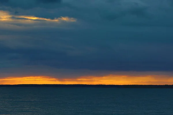 Pôr Sol Sobre Lago Com Luz Solar Brilhando Através Uma — Fotografia de Stock