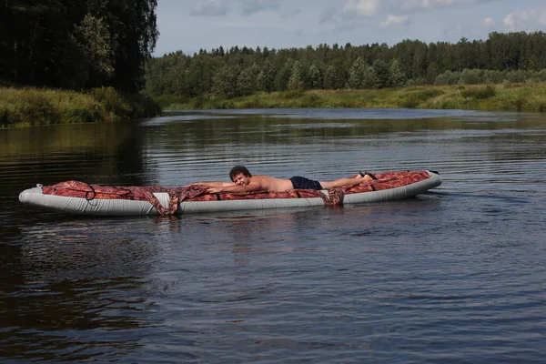 Glad Person Ung Man Vid Sjön Glad Med Ett Leende — Stockfoto