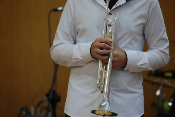 Fiatal Tinédzser Játszik Hangszer Trombita Kéz Ujjak Tartsa Ezüst Kürt — Stock Fotó