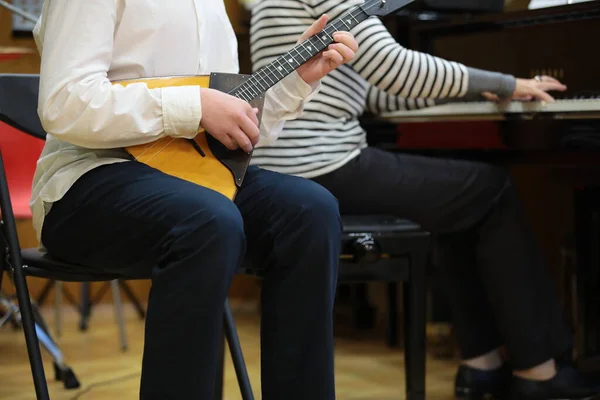 Pessoa Tocando Balalaika Mão Dedos Uma String Young Estudante Artista — Fotografia de Stock