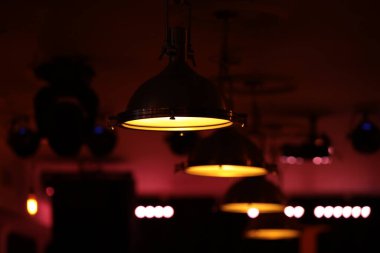 Gece kafenin ışıkları.