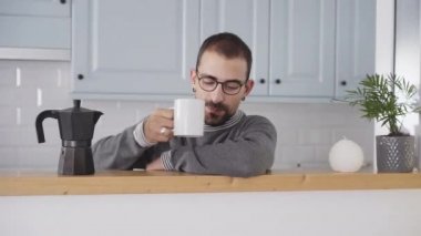 Evdeki adam kahve içiyor..