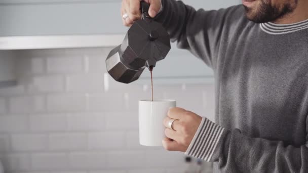 Uomo Casa Che Serve Beve Caffè — Video Stock