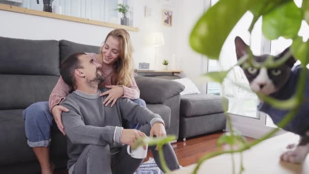 Feliz Joven Pareja Relajándose Hablando Riendo Sosteniendo Tazas Tomando Sofá — Vídeos de Stock