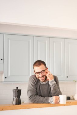 Evdeki adam kahve içiyor..