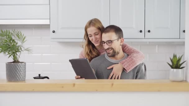 Een Tablet Lezen Thuis Keuken Lachen — Stockvideo