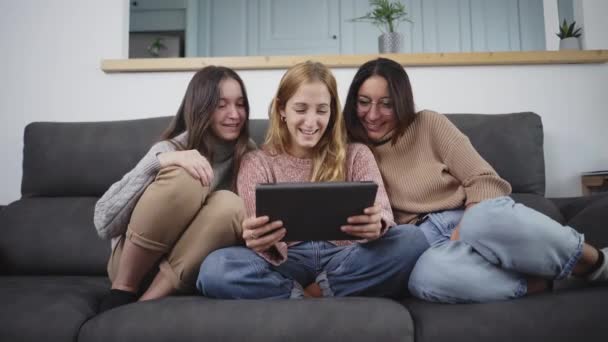 Ystävien Ryhmä Nainen Lukee Tabletin Nauraa Olohuoneessa Kotona Ystävyys Teknologia — kuvapankkivideo