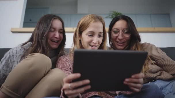 Grupo Amigos Hembra Leyendo Una Tableta Riendo Sala Estar Casa — Vídeos de Stock