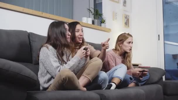Grupp Kvinnliga Vänner Sitter Soffan Vardagsrummet Och Spelar Spel Hemma — Stockvideo