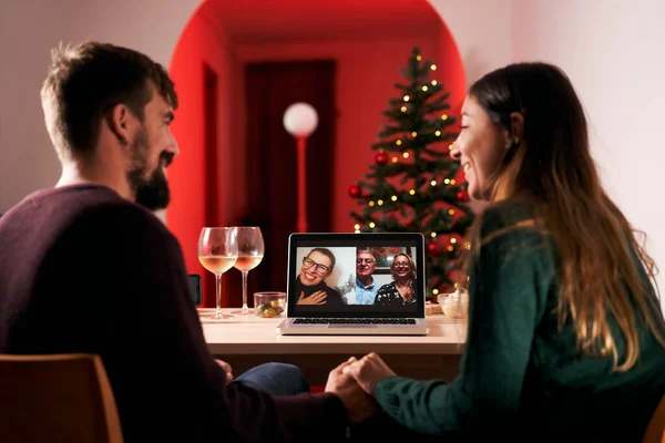 Noel 'i karantinada kutlayan çift, aile ve akrabalarıyla video görüşmesi yapıyor. Koronavirüs zamanlarında yeni normaller.