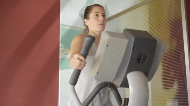 Close Mulher Exercício Elíptico Cross Trainer — Vídeo de Stock