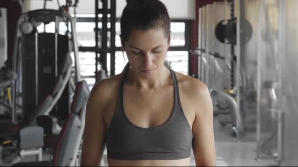 Mujer Joven Con Ropa Deportiva Poniéndose Una Mascarilla Gimnasio — Vídeos de Stock