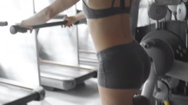 Spor salonundaki makinede çalışan genç bayanı kapatın.