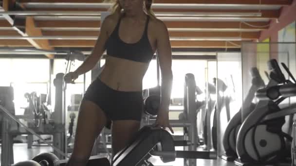 Belle Jeune Femme Engagée Dans Remise Forme Salle Gym Sur — Video