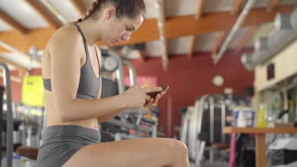 Jonge Vrouw Atleet Met Behulp Van Mobiele Telefoon Sportschool Sportkleding — Stockvideo