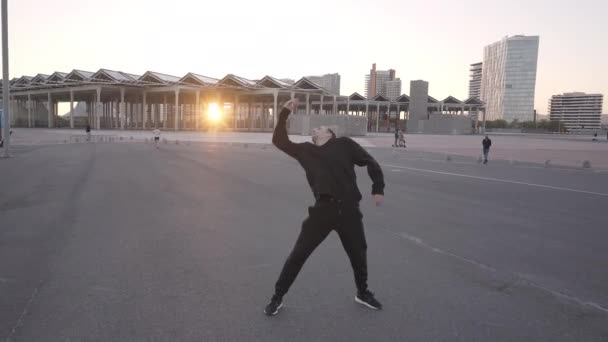 Siyah Elbiseli Atletik Genç Adam Şehir Ortamında Çağdaş Dans Ediyor — Stok video