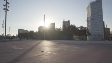 Siyah elbiseli genç erkek ve bayan sporcular şehirde birlikte park numaraları yaparken havadan taklalar ve taklalar atıyorlar.