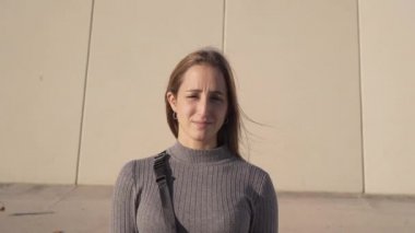 Kameraya bakıyorum. Gri bir duvarın önünde duran ciddi bir İspanyol genç kadının portresi..
