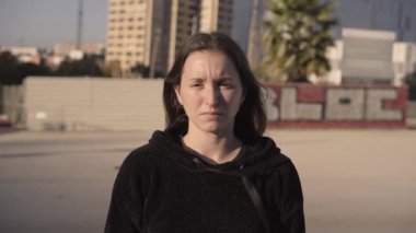 Kameraya bakıyorum. Şehirde dikilen ciddi bir İspanyol genç kadının portresi..