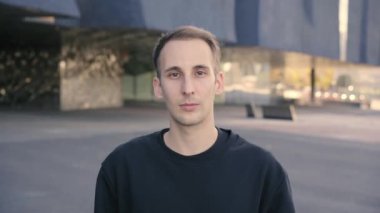 Kameraya bakıyorum. Koronavirüs salgını için yüz maskesi takan genç bir İspanyol 'un portresi. Hem elbiseler hem de maske siyah..