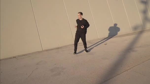 선수가 밖에서 연습을 앞에서 자동차 바퀴를 연습하고 — 비디오