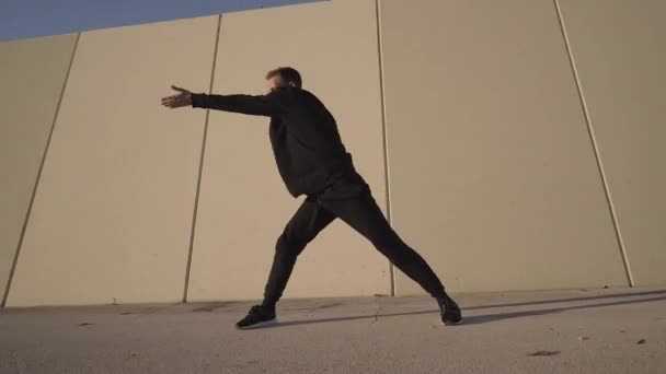 Gri Bir Duvarın Önünde Çağdaş Siyah Dans Eden Atletik Genç — Stok video