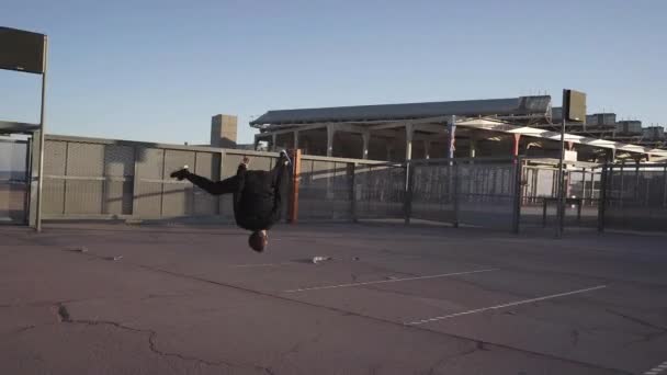Şehir Ortamında Çağdaş Dans Eden Şehir Dışında Akrobatik Egzersizler Yaparken — Stok video