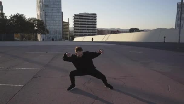 Jovem Atlético Roupas Pretas Dançando Contemporâneo Ambiente Urbano Fazendo Rodas — Vídeo de Stock