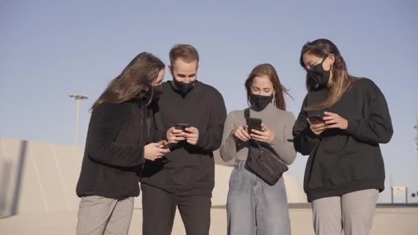 Eine Gruppe Von Freunden Mit Gesichtsmasken Schaut Sich Ein Lustiges — Stockvideo