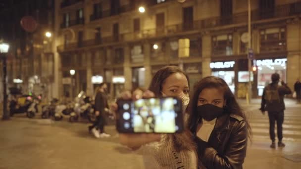 Dvě Černošky Přátelé Brát Selfie Noci Rušném Městě — Stock video