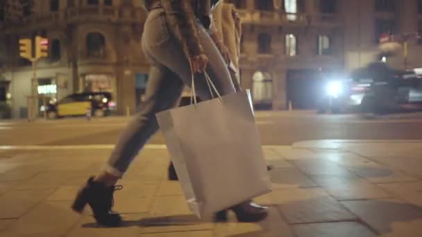 Närbild Skott Benen Två Kvinnor Med Shoppingväskor Promenader Natten Upptagen — Stockvideo