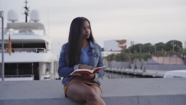 Portræt Afroamerikansk Sort Kvinde Der Læser Bog Siddende Bænk Gaden – Stock-video
