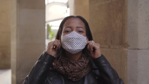 Retrato Una Mujer Negra Afroamericana Mirando Cámara Quitándose Una Mascarilla — Vídeos de Stock